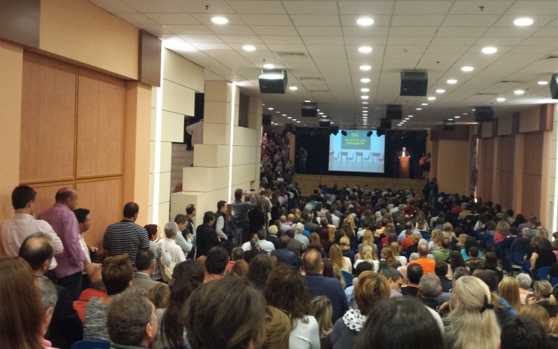 ΠΛΗΘΟΣ ΚΟΣΜΟΥ ΣΤΗ ΣΥΓΚΕΝΤΡΩΣΗ ΔΙΑΜΑΡΤΥΡΙΑΣ ΤΩΝ ΓΟΝΕΩΝ ΓΙΑ ΤΟ ΦΠΑ ΣΤΗΝ ΙΔΙΩΤΙΚΗ ΕΚΠΑΙΔΕΥΣΗ