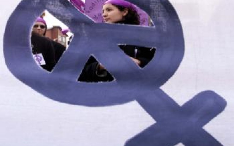 Η ΟΙΕΛΕ ΤΙΜΑ ΤΗΝ ΗΜΕΡΑ ΤΗΣ ΓΥΝΑΙΚΑΣ ΜΕ ΕΝΑ ΦΩΤΟΓΡΑΦΙΚΟ ΑΦΙΕΡΩΜΑ ΤΩΝ ΑΓΩΝΙΖΟΜΕΝΩΝ ΣΥΝΑΔΕΛΦΙΣΣΩΝ ΤΟΥ ΚΛΑΔΟΥ
