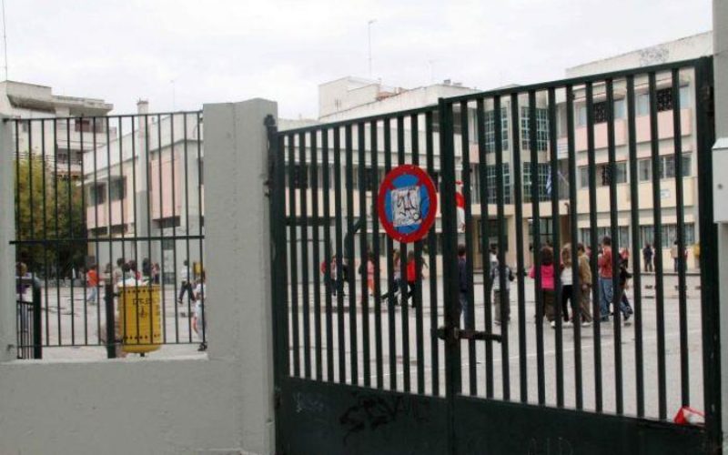 ΣΤΟΝ ΑΕΡΑ Ο ΝΟΜΟΣ ΓΑΒΡΟΓΛΟΥ: ΜΟΛΙΣ 2 ΣΤΑ 10 ΙΔΙΩΤΙΚΑ ΣΧΟΛΕΙΑ ΤΗΡΟΥΝ ΤΑ ΠΡΟΒΛΕΠΟΜΕΝΑ ΓΙΑ ΤΟ ΩΡΟΛΟΓΙΟ ΠΡΟΓΡΑΜΜΑ ΚΑΙ ΤΙΣ ΑΠΟΓΕΥΜΑΤΙΝΕΣ ΔΡΑΣΕΙΣ -ΟΡΑΤΟΣ Ο ΚΙΝΔΥΝΟΣ ΦΡΟΝΤΙΣΤΗΡΙΟΠΟΙΗΣΗΣ ΤΗΣ ΙΔ. ΕΚΠΑΙΔΕΥΣΗΣ, ΓΙΓΑΝΤΩΝΕΤΑΙ Η ΜΑΥΡΗ ΕΡΓΑΣΙΑ