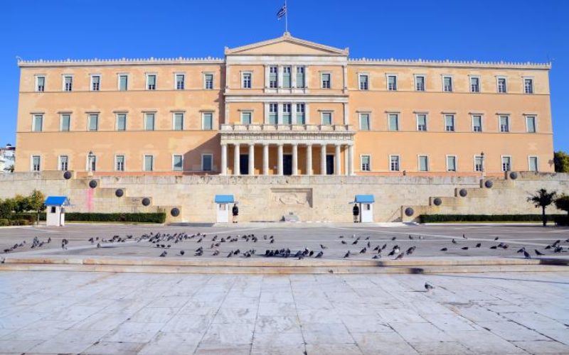 52 ΒΟΥΛΕΥΤΕΣ ΤΟΥ ΣΥΡΙΖΑ ΜΕ ΕΡΩΤΗΣΗ ΤΟΥΣ ΣΤΗ ΒΟΥΛΗ ΖΗΤΟΥΝ ΑΠΟ ΤΟΝ ΥΠΟΥΡΓΟ ΠΑΙΔΕΙΑΣ ΤΗΝ ΕΞΙΣΩΣΗ ΤΟΥ ΚΑΘΕΣΤΩΤΟΣ ΑΔΕΙΩΝ ΤΩΝ ΑΝΑΠΛΗΡΩΤΩΝ ΜΕ ΤΟΥΣ ΜΟΝΙΜΟΥΣ ΕΚΠΑΙΔΕΥΤΙΚΟΥΣ