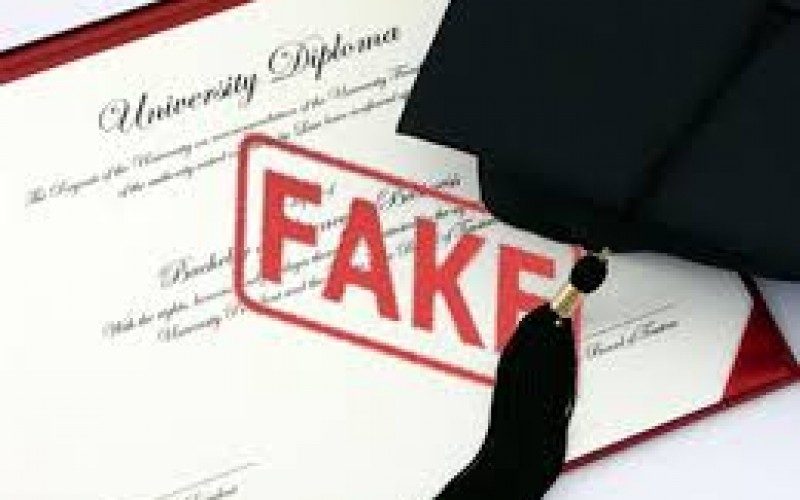 ΑΠΟΡΡΙΦΘΗΚΕ Η ΑΓΩΓΗ ΤΗΣ ΠΟΕΔΗΝ ΚΑΤΑ ΤΗΣ ΟΙΕΛΕ ΚΑΙ ΤΟΥ ΠΡΟΕΔΡΟΥ ΤΗΣ ΜΕ ΤΗΝ ΟΠΟΙΑ ΖΗΤΟΥΣΕ 200.000 (!) ΕΥΡΩ ΓΙΑ ΔΗΘΕΝ ΣΥΚΟΦΑΝΤΙΚΗ ΔΥΣΦΗΜΙΣΗ ΠΟΤΕ ΘΑ ΓΙΝΟΥΝ, ΕΠΙΤΕΛΟΥΣ, ΟΙ ΕΞΕΤΑΣΕΙΣ ΤΩΝ ΚΑΤΟΧΩΝ ΤΩΝ ΠΑΡΑΝΟΜΩΝ ΤΙΤΛΩΝ ΣΠΟΥΔΩΝ;