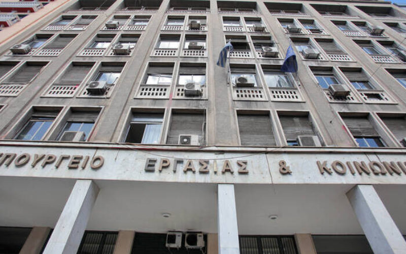 Αύριο παράσταση διαμαρτυρίας του Προεδρείου της ΟΙΕΛΕ στο «εξαφανισμένο» Υπουργείο Εργασίας για τη θύελλα παράνομων απολύσεων σε Φροντιστήρια και Κ.Ξ.Γ. με πρόσχημα την εποχικότητα