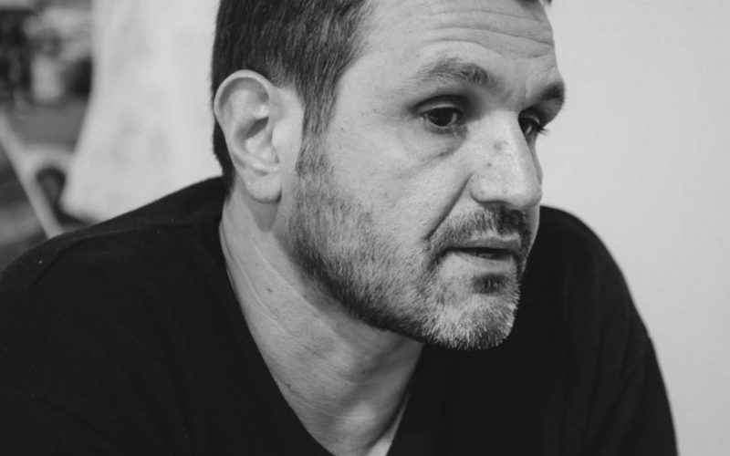 “Τα ιδιωτικά σχολεία, οι γονείς-πελάτες και τα αρχαιομαθή σκυλάκια”. Σημαντική παρέμβαση του Κωστή Παπαϊωάννου στη Lifo με αφορμή το νομοσχέδιο Κεραμέως