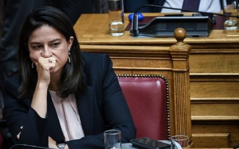 Η ΟΙΕΛΕ κατέθεσε μηνυτήρια αναφορά κατά της Υπουργού Παιδείας για τα κατεστραμμένα απουσιολόγια του Κολλεγίου Αθηνών και τους παράνομους τίτλους που εκδόθηκαν για μαθητές με πάνω από 400 απουσίες