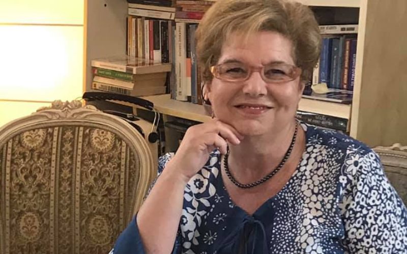 Δωρεά εκατοντάδων συγγραμμάτων από την τ. Πάρεδρο του Παιδαγωγικού Ινστιτούτου A. Παμουκτσόγλου για τη βιβλιοθήκη του Κλαδικού Ινστιτούτου της ΟΙΕΛΕ