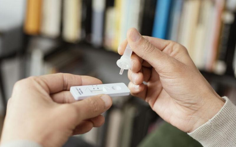 Αγωνία για χιλιάδες ιδιωτικούς εκπαιδευτικούς και μέλη του υποστηρικτικού προσωπικού ιδιωτικών μονάδων εκπαίδευσης που, μέχρι στιγμής, δεν δικαιούνται δωρεάν self tests – Νέα παρέμβαση της ΟΙΕΛΕ στο Υπουργείο Παιδείας