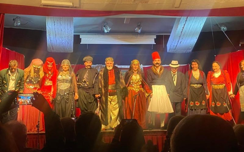 H Τζένη Κωστούση, μέλος του ΔΣ της ΟΙΕΛΕ, πρωταγωνιστεί στη θεατρική παράσταση “Κυρά Βασιλική”