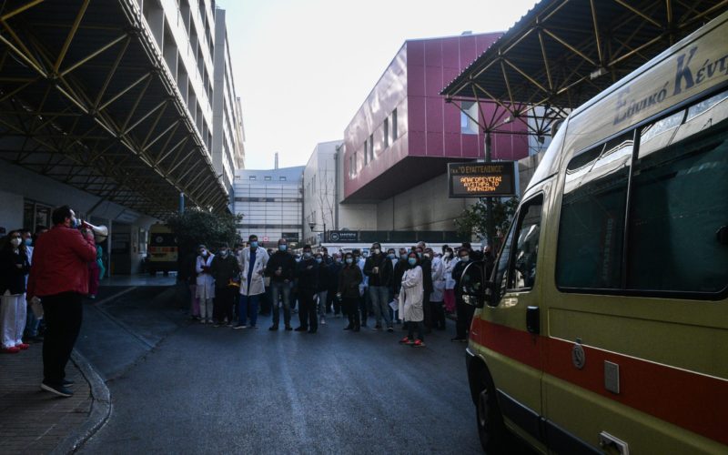 ΔΣ ΟΙΕΛΕ: «Καταδικάζουμε την εκδικητική απόλυση του ιατρού και συνδικαλιστή Νικόλα Σκούφογλου από τον Ευαγγελισμό από τους «άσχετους-άριστους» της κυβέρνησης»